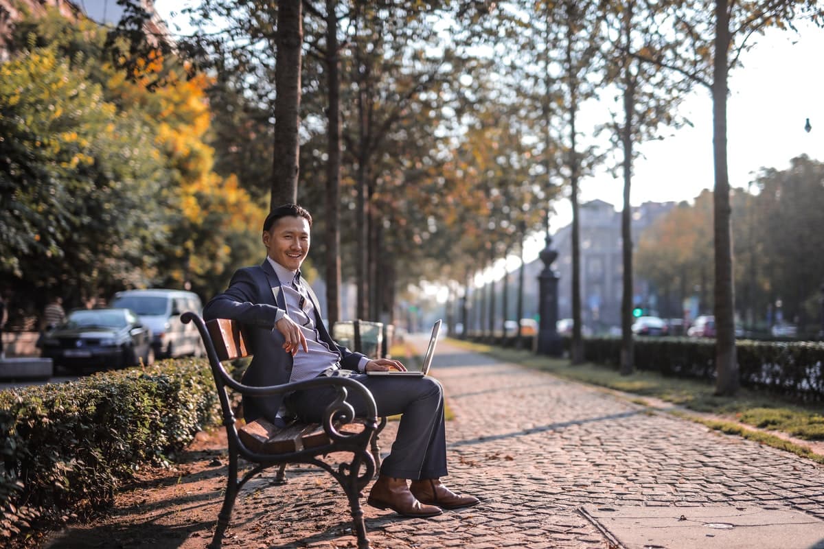 man in pak op een bank