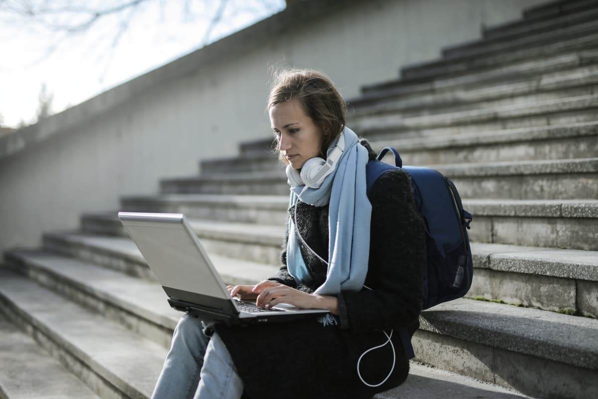 vrouw op trap met laptop