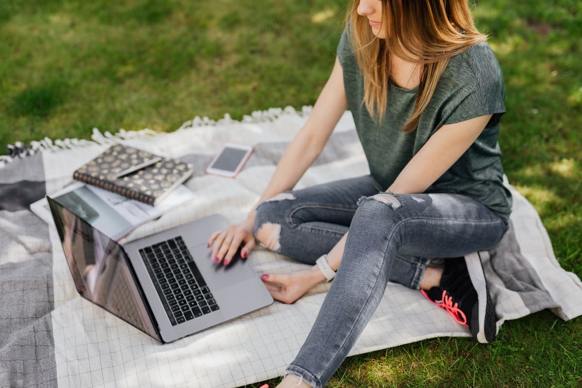 vrouw telefoon zomer laptop