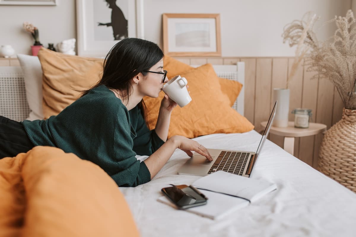 vrouw werkt in bed